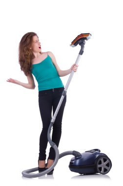 Elektrikli süpürgesi beyaz olan genç bir kadın.