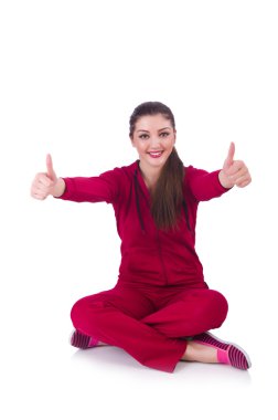 Beyazlar üzerinde egzersiz yapan genç bir kadın.