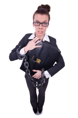 Elleri kelepçeli bir kadın.