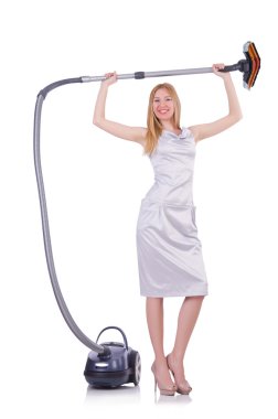 Elektrikli süpürgesi beyaz olan genç bir kadın.
