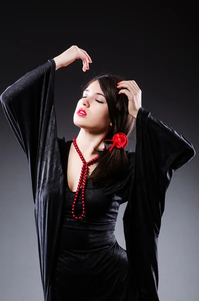 Молодая привлекательная женщина танцует фламенко — стоковое фото