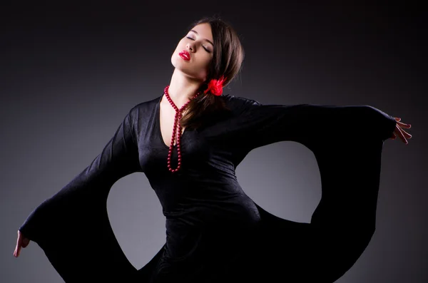 Giovane donna attraente che balla flamenco — Foto Stock