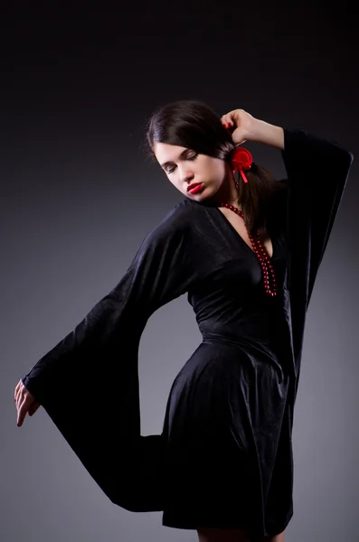 Giovane donna attraente che balla flamenco — Foto Stock