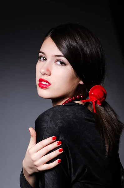 Joven mujer atractiva bailando flamenco —  Fotos de Stock