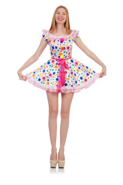 Beyaz üzerine şık kıyafetler giyen bir manken.