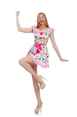 Beyaz üzerine şık kıyafetler giyen bir manken.