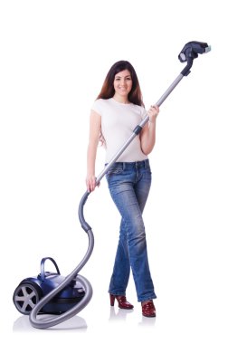 Elektrikli süpürgesi beyaz olan genç bir kadın.