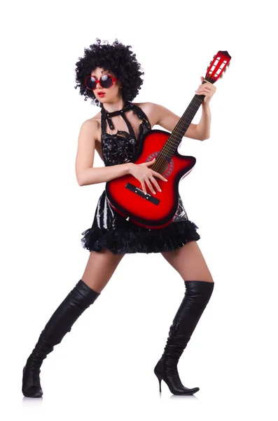 Mulher com peruca afro com guitarra — Fotografia de Stock