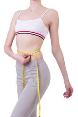 Diyet konseptinde santimetre olan genç bir kız.