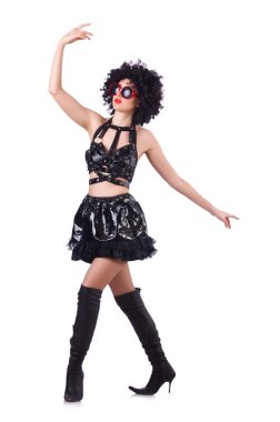 Siyah deri kostümlü dansçı kadın.