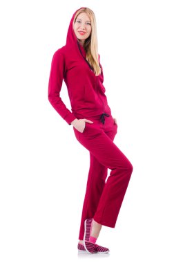 Beyazlar üzerinde egzersiz yapan genç bir kadın.