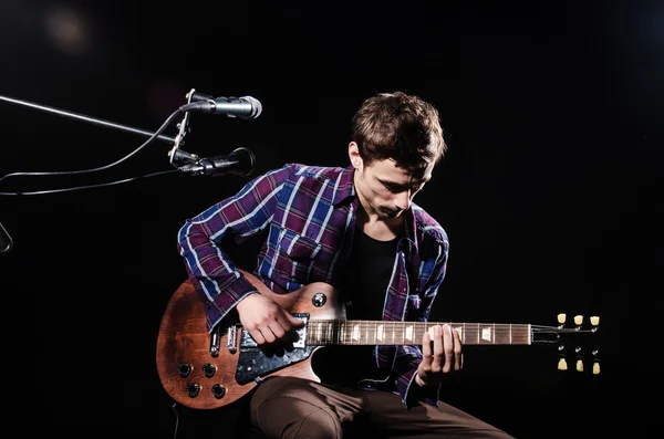 Man spelen gitaar tijdens concert — Stockfoto