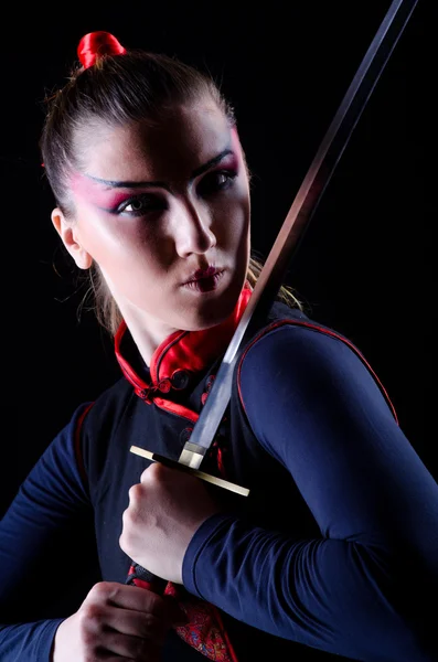 Mujer en concepto de arte marcial japonés — Foto de Stock