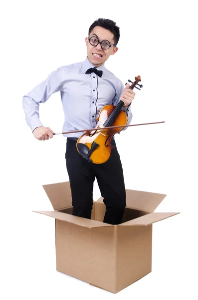 Человек, играющий на скрипке из коробки — стоковое фото