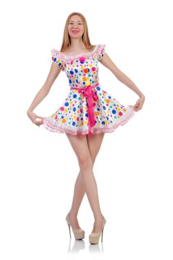 Beyaz üzerine şık kıyafetler giyen bir manken.