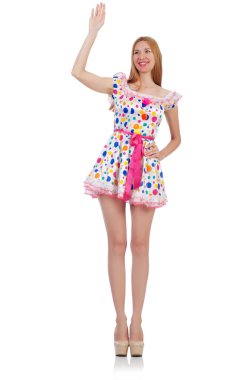 Beyaz üzerine şık kıyafetler giyen bir manken.