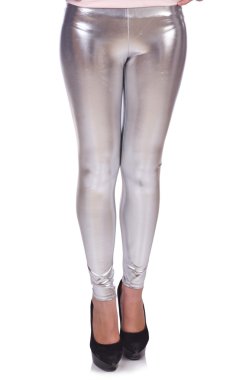 Beyaz çoraplı kadın bacakları