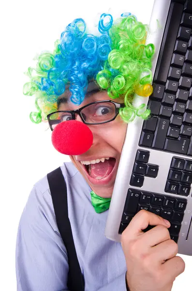 Lustiger Typ mit Clownsperücke auf weißem Hintergrund — Stockfoto