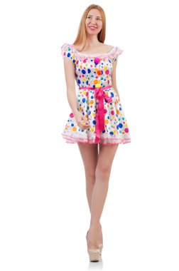 Beyaz üzerine şık kıyafetler giyen bir manken.