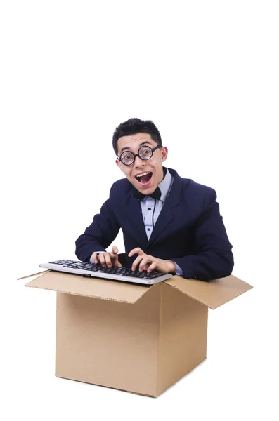 Lustiger Computerfreak sitzt in der Box — Stockfoto