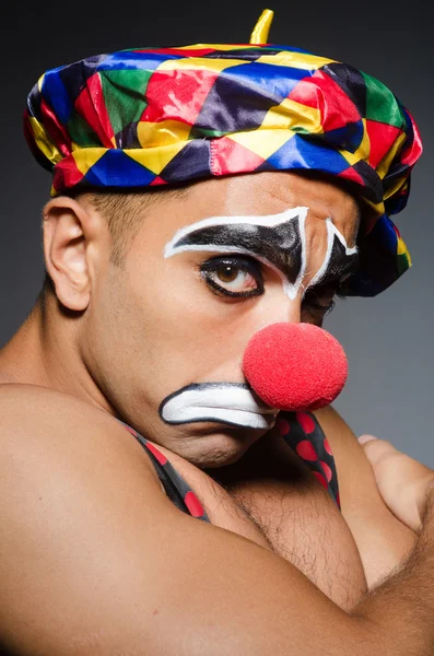 Грустный клоун на тёмном фоне — стоковое фото