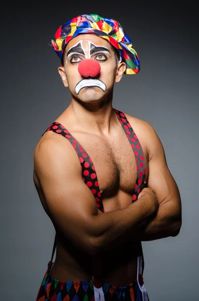 Trieste clown tegen donkere achtergrond — Stockfoto