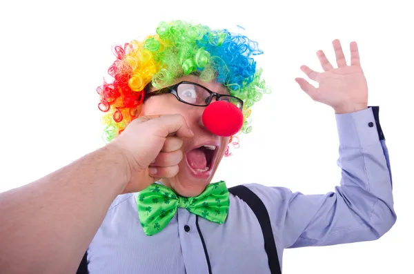Смешной парень в клоунском парике на белом — стоковое фото