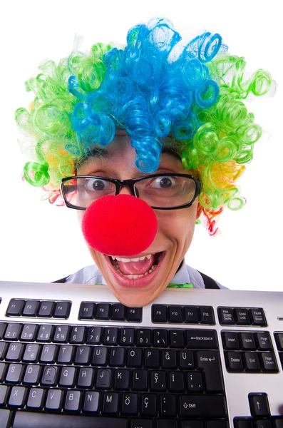 Grappige kerel met clown pruik op wit — Stockfoto