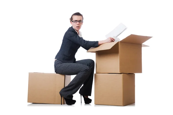 Mujer mujer de negocios con cajas en blanco — Foto de Stock