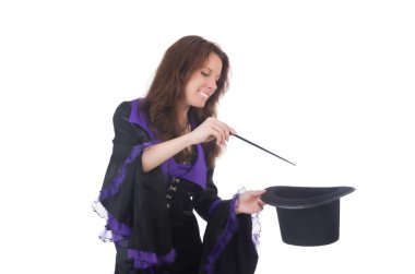 Kadın sihirbaz beyazların arasında.