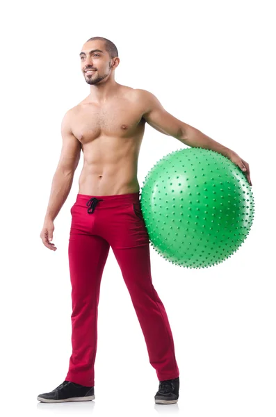 Homme avec ballon suisse faisant des exercices — Photo