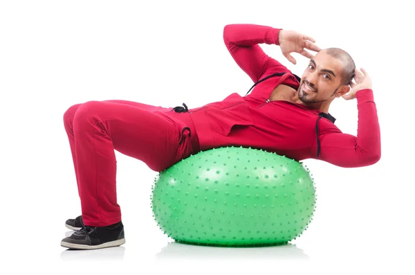 Hombre con pelota suiza haciendo ejercicios — Foto de Stock