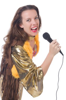 Mikrofonlu İspanyol elbiseli kadın.