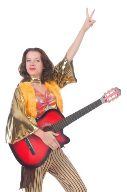 Meksika kıyafeti giymiş gitarlı bir kadın.