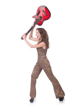 Kadın gitar ile leopar giyim