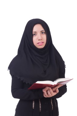 Genç Müslüman kız öğrencinin kitap ile