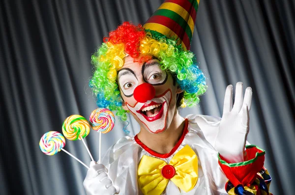 Clown med klubbor — Stockfoto