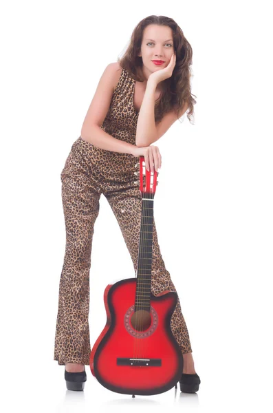 Kadın gitar ile leopar giyim — Stok fotoğraf