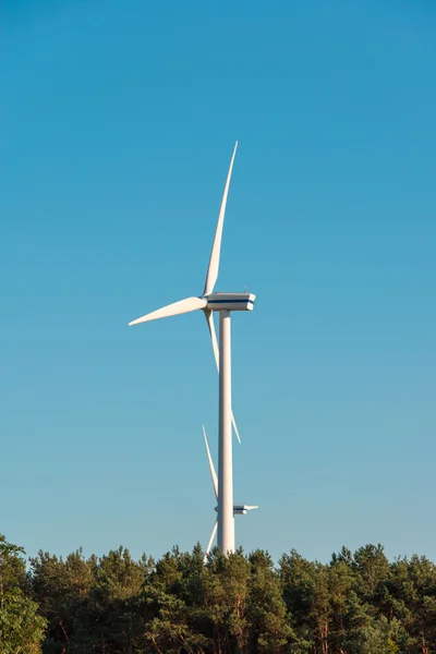 Windmolens tijdens heldere zomerdag — Stockfoto