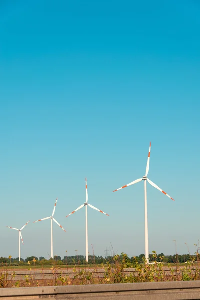 Windmolens tijdens heldere zomerdag — Stockfoto