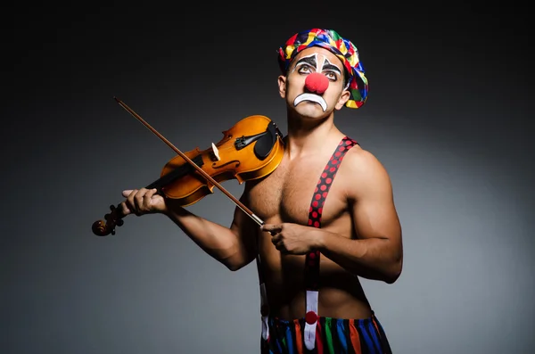 Sad clown performing at vioin — Stock Photo, Image