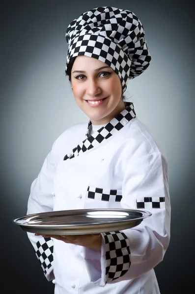 Pěkná kuchařka s nádobím — Stock fotografie