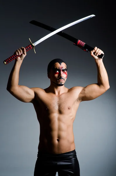 Homme avec épée et peinture de visage — Photo