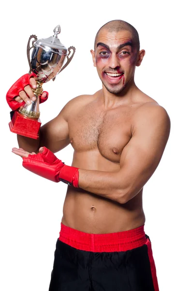 Сильно избитый боксер с трофеем — стоковое фото