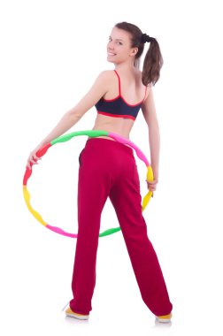 Kadın hulahop ile egzersiz yapıyor.
