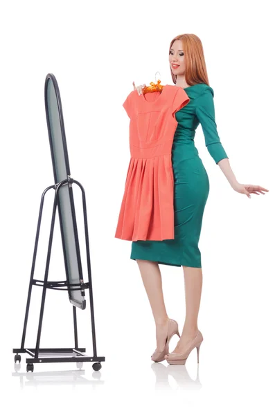 Vrouw probeert nieuwe jurk — Stockfoto