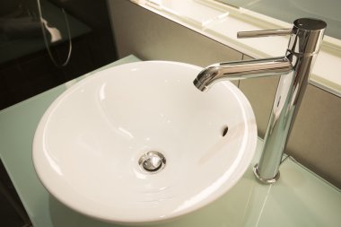Modern lavabo banyoda.