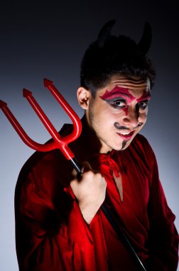 Cadılar Bayramı konseptinde şeytan kostümü giymiş bir adam