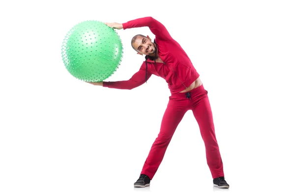 Homem com bola suíça fazendo exercícios — Fotografia de Stock