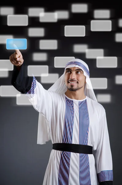 Arabiska affärsman pressning virtuella knappar — Stockfoto
